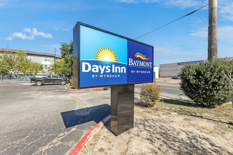 Baymont by Wyndham San Antonio Downtown - image 2