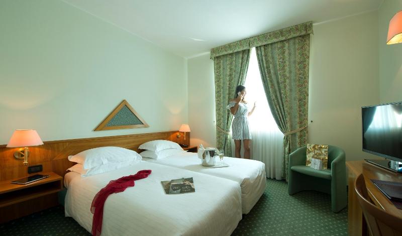 Twin Room image 1