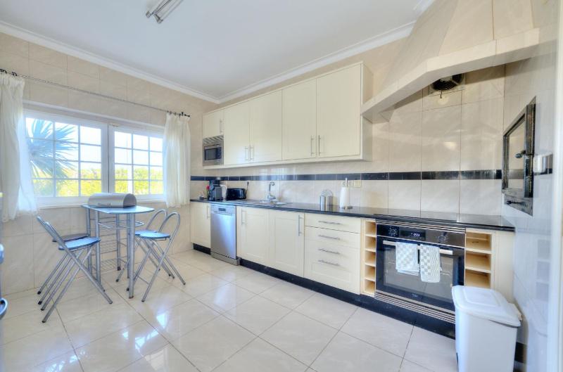 Praia da Marinha Apartment - image 23