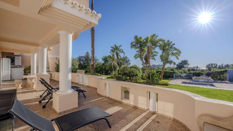 Praia da Marinha Apartment - image 11
