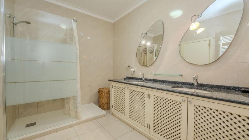 Praia da Marinha Apartment - image 13
