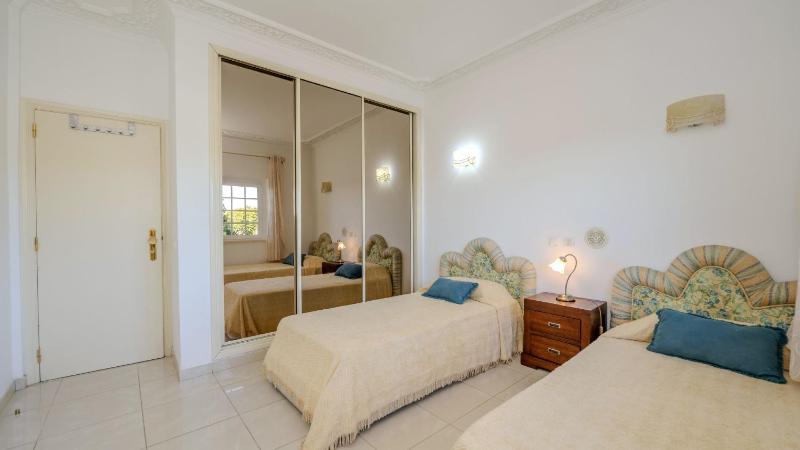 Praia da Marinha Apartment - image 24