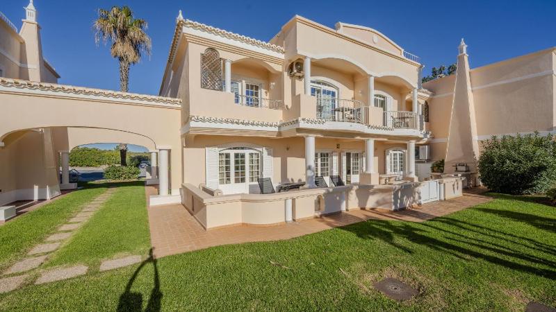 Praia da Marinha Apartment - image 14