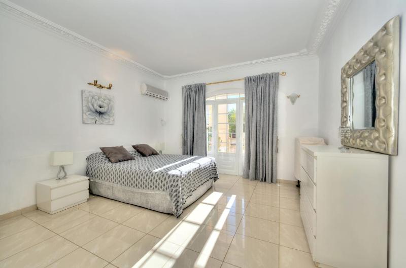 Praia da Marinha Apartment - image 6