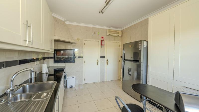 Praia da Marinha Apartment - image 19