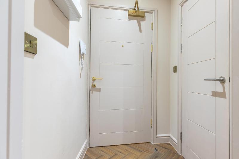 Leeds City Luxe Apartment with Parking 8 mins to station! - image 5