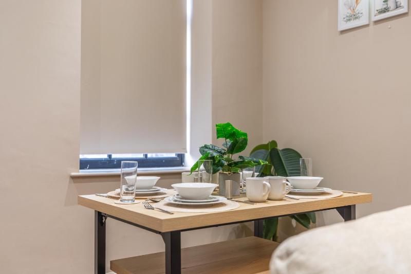 Leeds City Luxe Apartment with Parking 8 mins to station! - image 28