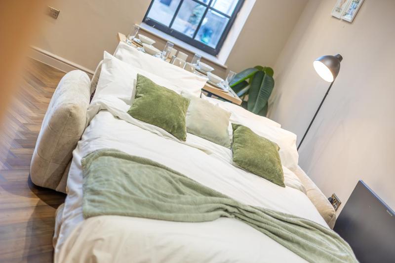 Leeds City Luxe Apartment with Parking 8 mins to station! - image 24