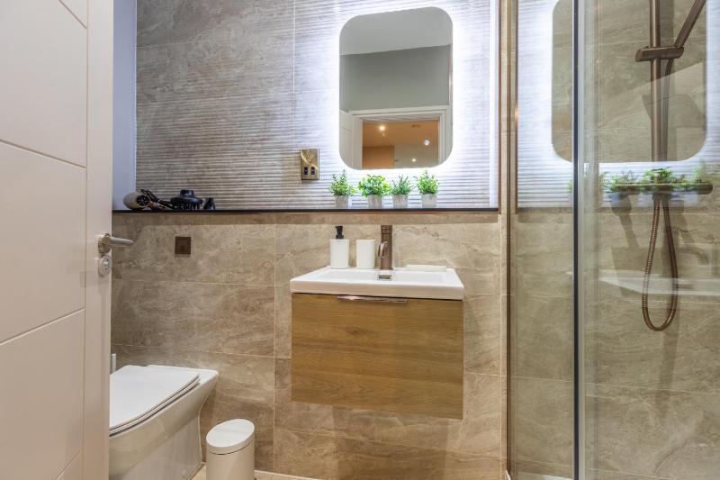 Leeds City Luxe Apartment with Parking 8 mins to station! - image 47
