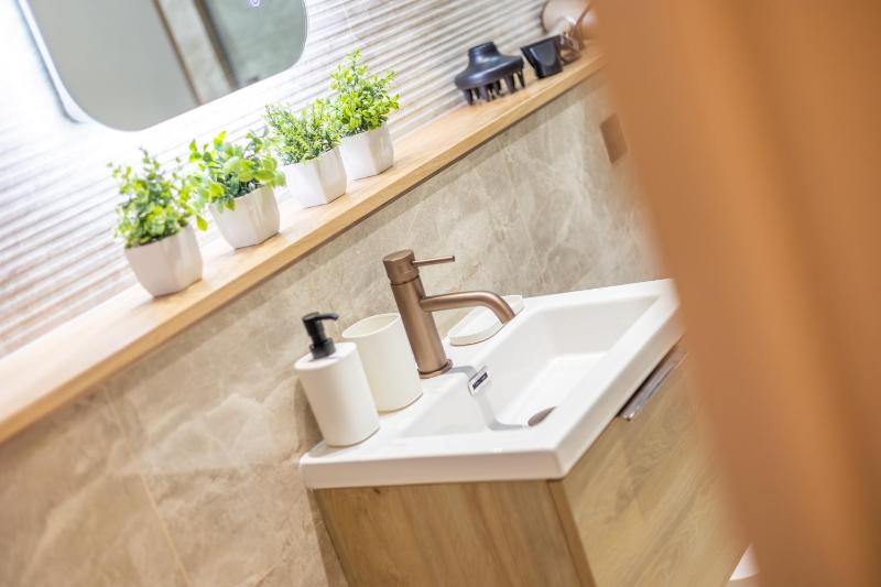 Leeds City Luxe Apartment with Parking 8 mins to station! - image 2