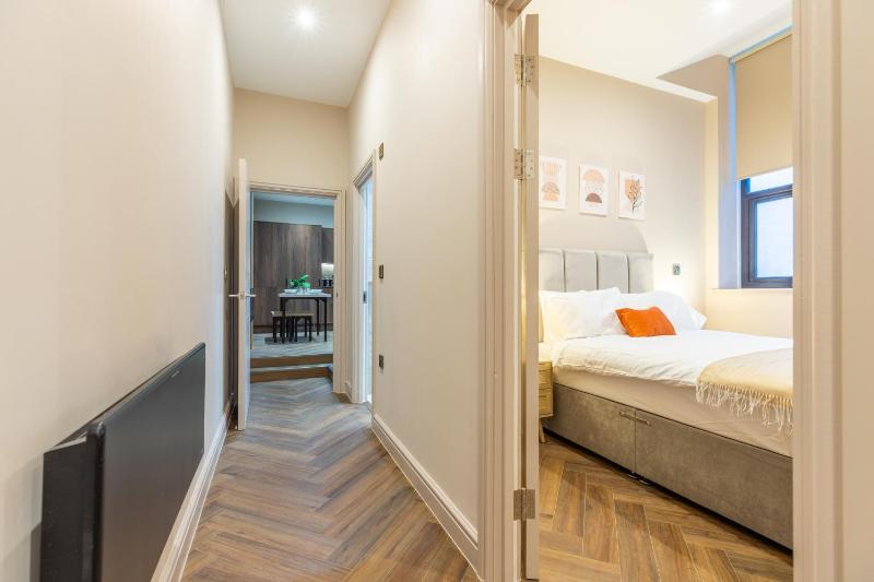 Leeds City Luxe Apartment with Parking 8 mins to station! - image 35