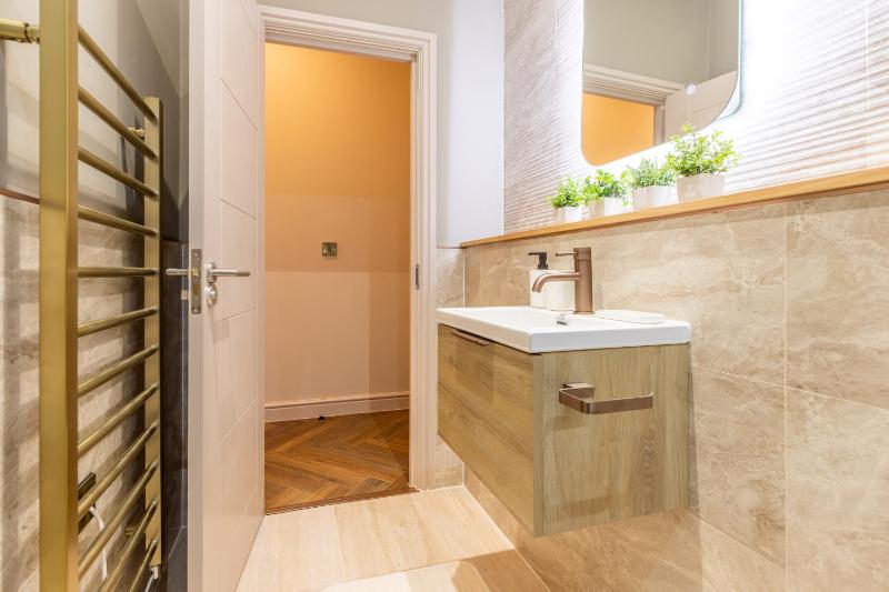Leeds City Luxe Apartment with Parking 8 mins to station! - image 40