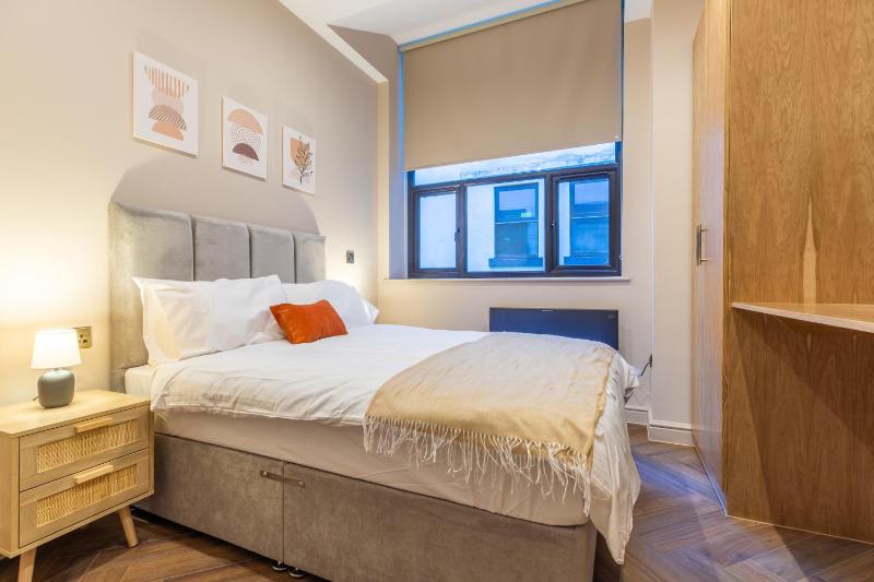 Leeds City Luxe Apartment with Parking 8 mins to station! - image 31