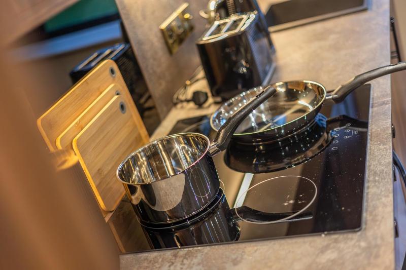 Leeds City Luxe Apartment with Parking 8 mins to station! - image 11