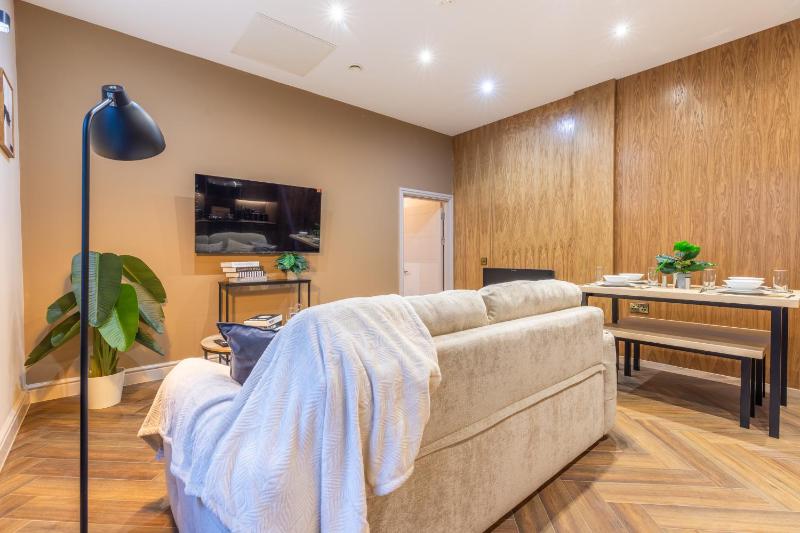 Leeds City Luxe Apartment with Parking 8 mins to station! - image 9