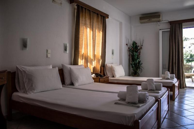 Triple Room with Balcony image 4