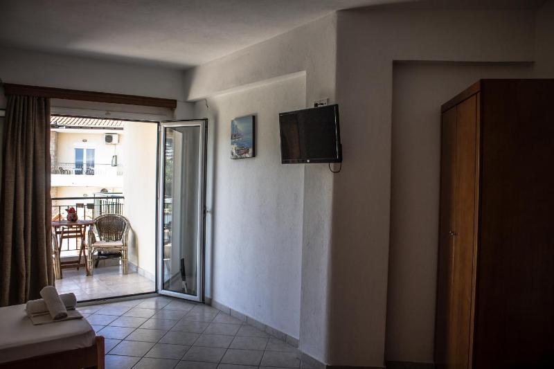 Double Room with Balcony image 3