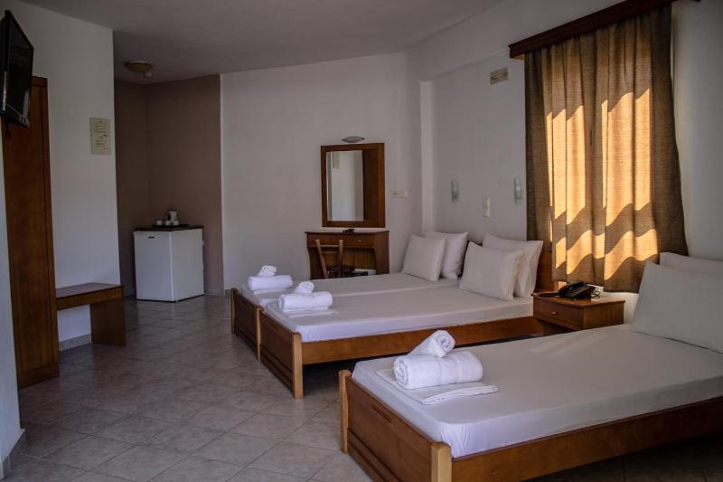 Triple Room with Balcony image 2