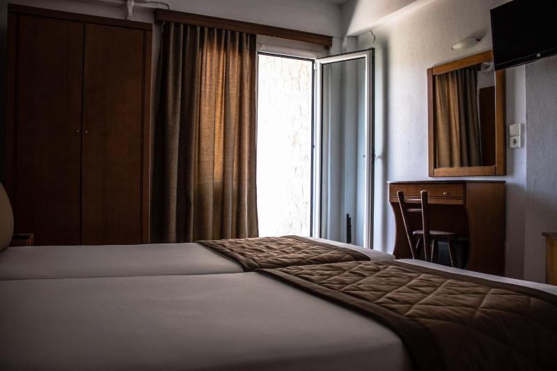 Double Room with Balcony image 4