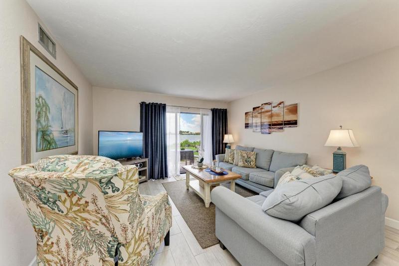 Blissfull Bay: Runaway Bay - Bayfront Condo! Largest Heated Pool by Anna Maria Life Vacation Rentals - image 10