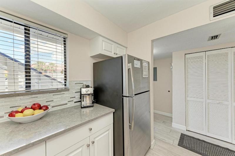 Blissfull Bay: Runaway Bay - Bayfront Condo! Largest Heated Pool by Anna Maria Life Vacation Rentals - image 7