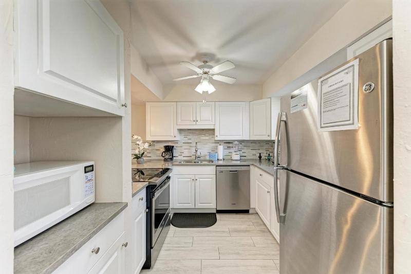 Blissfull Bay: Runaway Bay - Bayfront Condo! Largest Heated Pool by Anna Maria Life Vacation Rentals - image 23