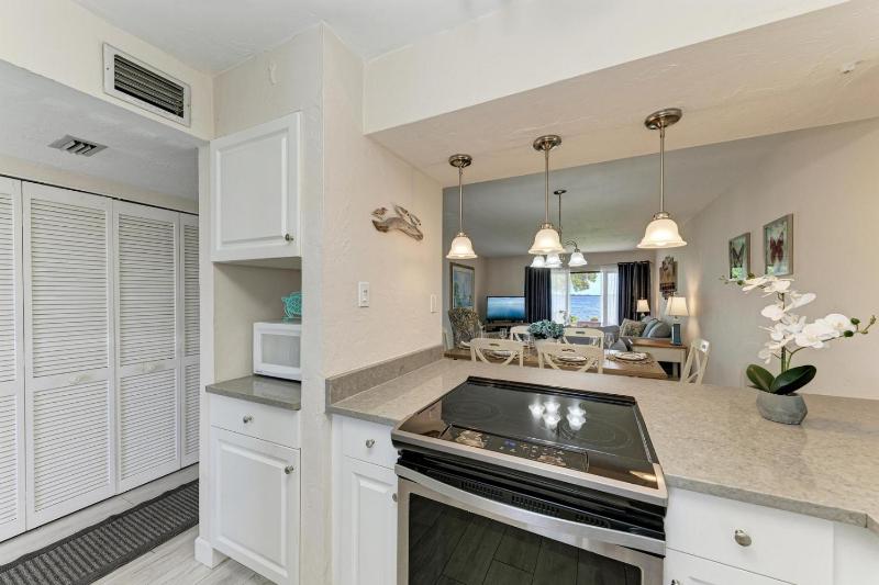 Blissfull Bay: Runaway Bay - Bayfront Condo! Largest Heated Pool by Anna Maria Life Vacation Rentals - image 24