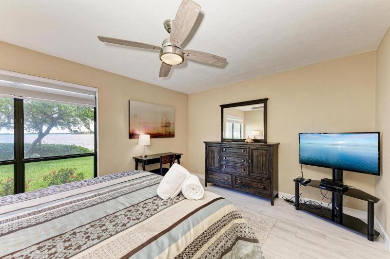 Blissfull Bay: Runaway Bay - Bayfront Condo! Largest Heated Pool by Anna Maria Life Vacation Rentals - image 39