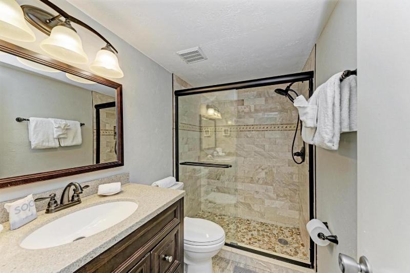 Blissfull Bay: Runaway Bay - Bayfront Condo! Largest Heated Pool by Anna Maria Life Vacation Rentals - image 31