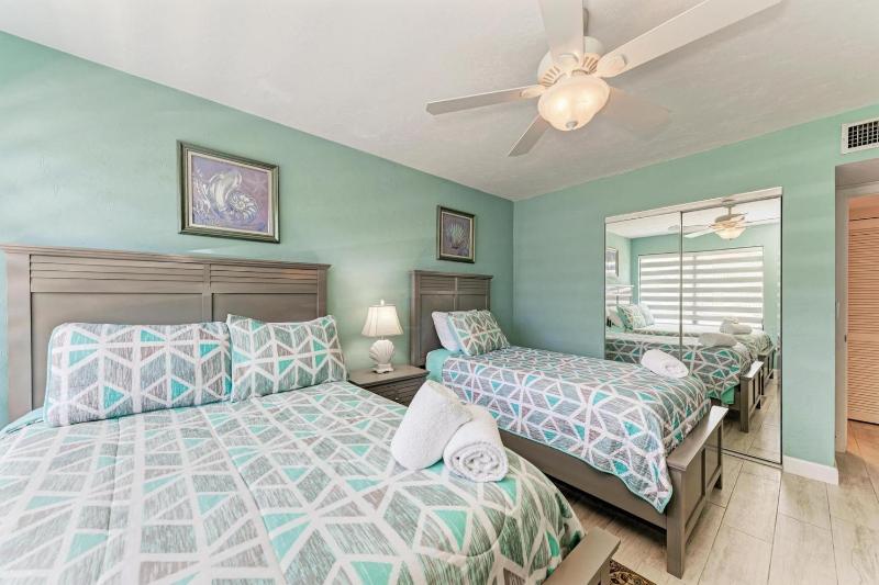 Blissfull Bay: Runaway Bay - Bayfront Condo! Largest Heated Pool by Anna Maria Life Vacation Rentals - image 25