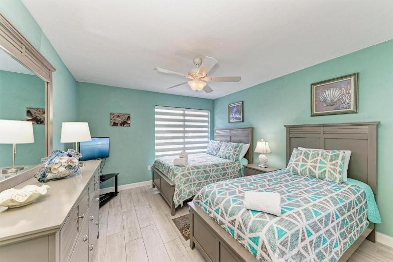 Blissfull Bay: Runaway Bay - Bayfront Condo! Largest Heated Pool by Anna Maria Life Vacation Rentals - image 21