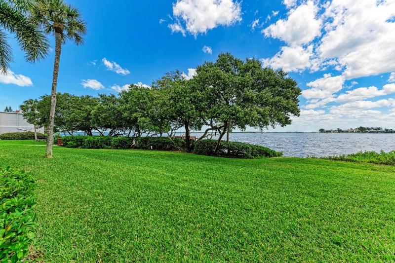 Blissfull Bay: Runaway Bay - Bayfront Condo! Largest Heated Pool by Anna Maria Life Vacation Rentals - image 5
