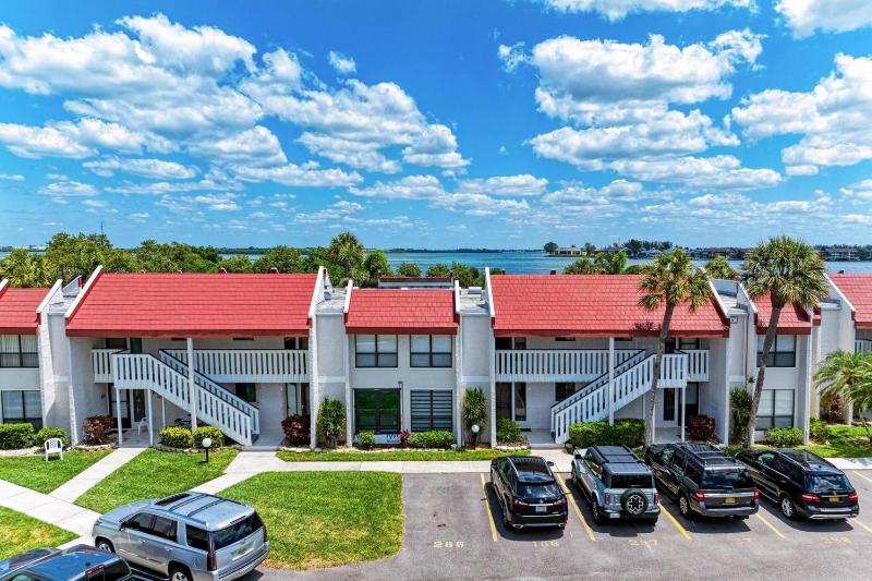 Blissfull Bay: Runaway Bay - Bayfront Condo! Largest Heated Pool by Anna Maria Life Vacation Rentals - image 17