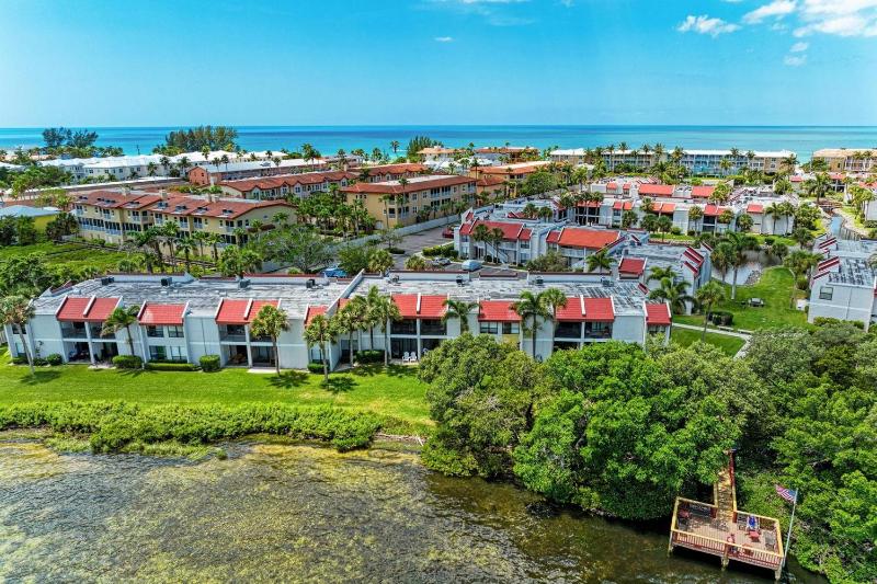 Blissfull Bay: Runaway Bay - Bayfront Condo! Largest Heated Pool by Anna Maria Life Vacation Rentals - image 16
