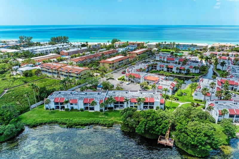 Blissfull Bay: Runaway Bay - Bayfront Condo! Largest Heated Pool by Anna Maria Life Vacation Rentals - image 36