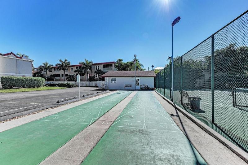 Blissfull Bay: Runaway Bay - Bayfront Condo! Largest Heated Pool by Anna Maria Life Vacation Rentals - image 15
