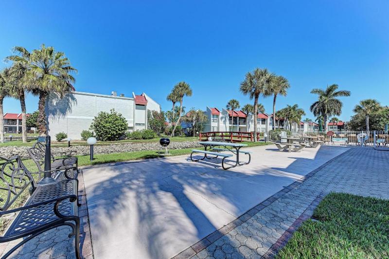 Blissfull Bay: Runaway Bay - Bayfront Condo! Largest Heated Pool by Anna Maria Life Vacation Rentals - image 41