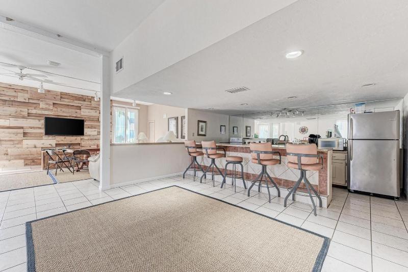 Blissfull Bay: Runaway Bay - Bayfront Condo! Largest Heated Pool by Anna Maria Life Vacation Rentals - image 3