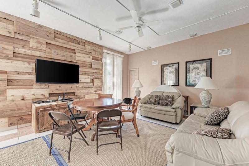 Blissfull Bay: Runaway Bay - Bayfront Condo! Largest Heated Pool by Anna Maria Life Vacation Rentals - image 13
