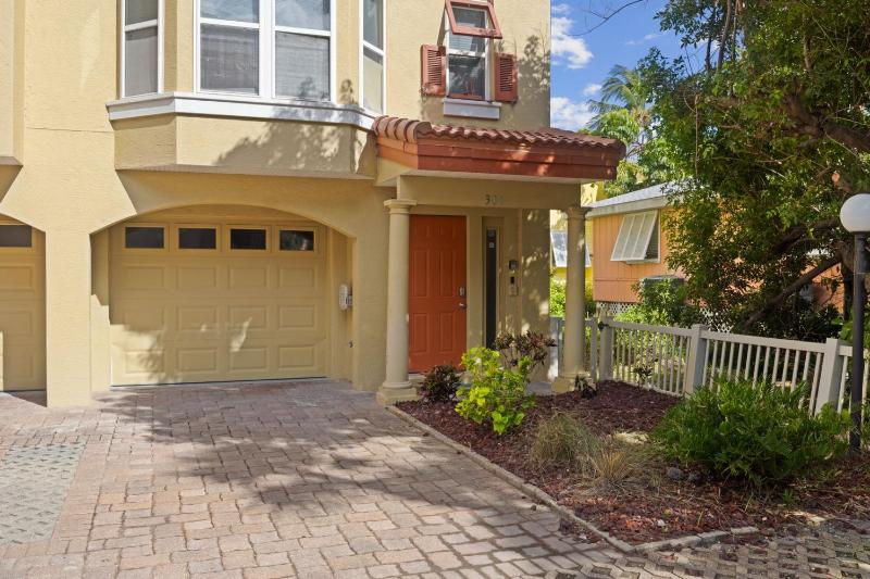 Bradenton Beach Club 301: Free Golf Cart for Jan 2026 Stay. Ask Us! by Anna Maria Life - image 22
