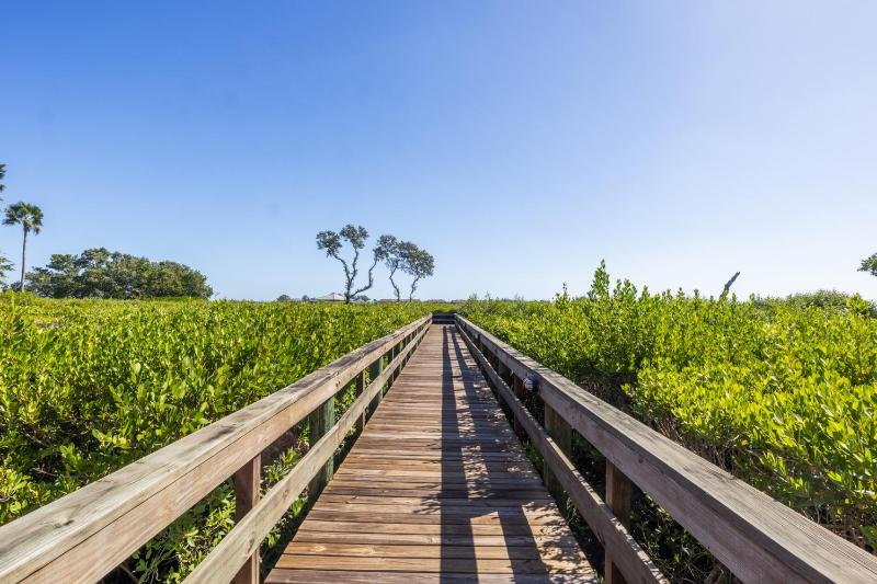 Bradenton Beach Club 301: Free Golf Cart for Jan 2026 Stay. Ask Us! by Anna Maria Life - image 4