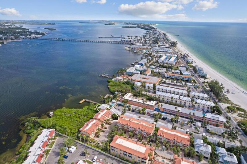 Bradenton Beach Club 301: Free Golf Cart for Jan 2026 Stay. Ask Us! by Anna Maria Life - image 15