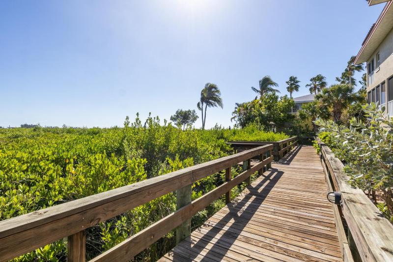 Bradenton Beach Club 301: Free Golf Cart for Jan 2026 Stay. Ask Us! by Anna Maria Life - image 6
