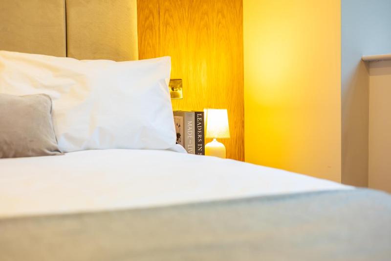 Leeds City Luxe Apartment with Parking 8 mins to station! - image 34