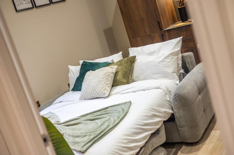 Leeds City Luxe Apartment with Parking 8 mins to station! - image 44