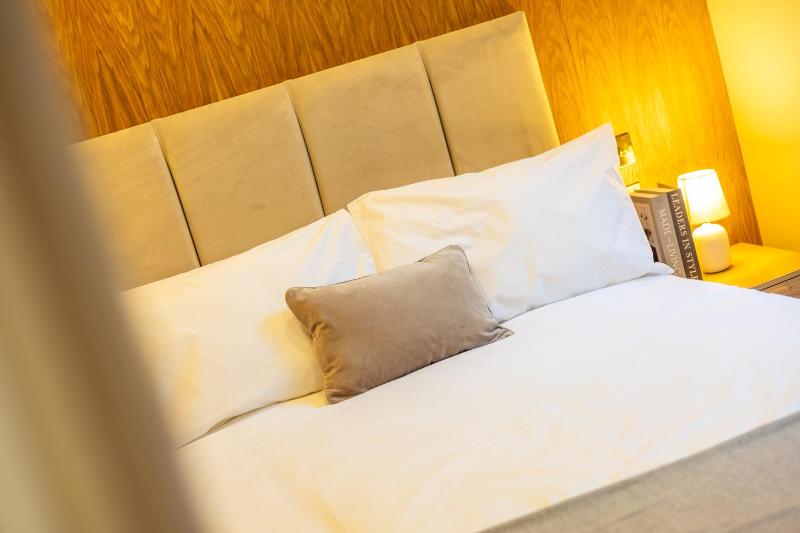 Leeds City Luxe Apartment with Parking 8 mins to station! - image 14
