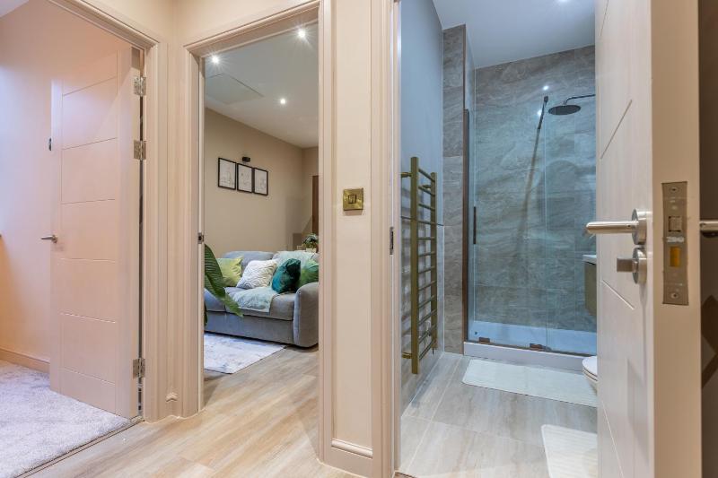 Leeds City Luxe Apartment with Parking 8 mins to station! - image 13