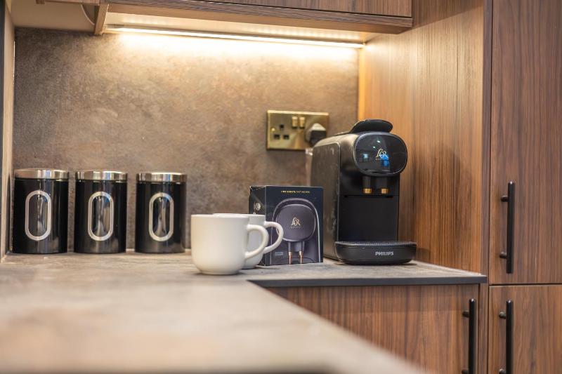 Leeds City Luxe Apartment with Parking 8 mins to station! - image 15