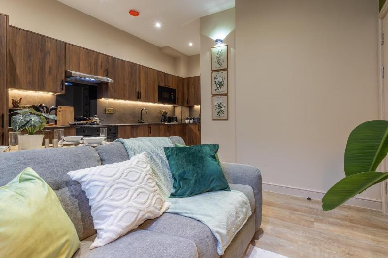 Leeds City Luxe Apartment with Parking 8 mins to station! - image 7
