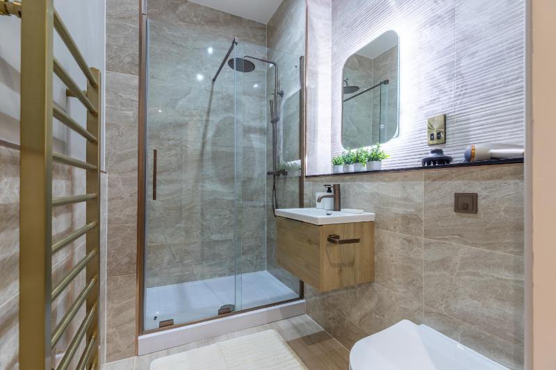 Leeds City Luxe Apartment with Parking 8 mins to station! - image 46